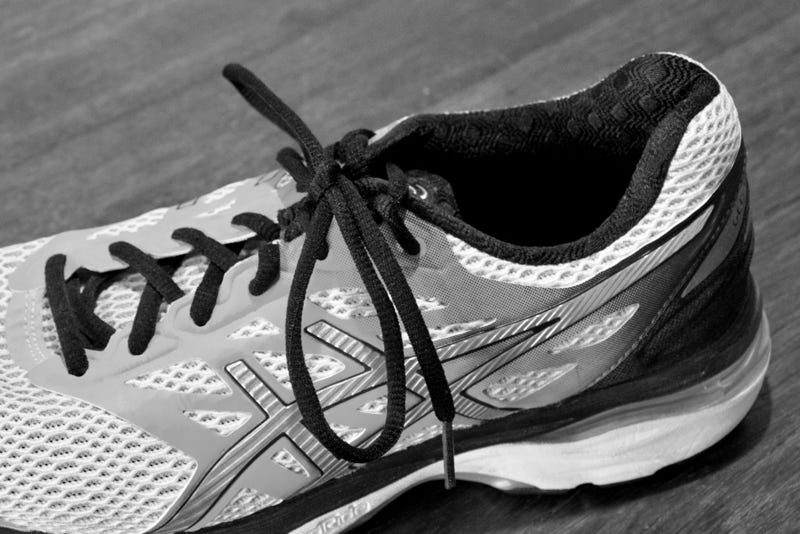 running shoe extra hole step 5 - VOF Studio